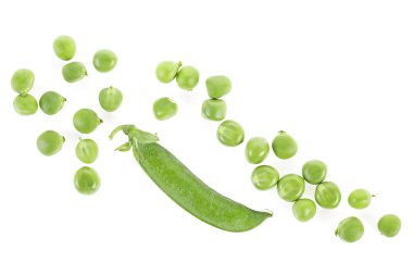 Beyaz arkaplanda taze bezelye ve bezelye kabuklarının üst görüntüsü