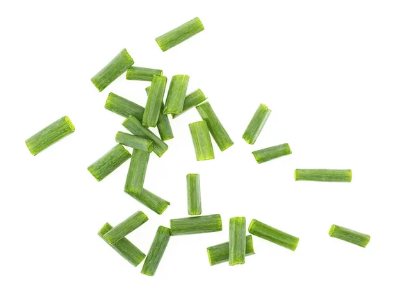 Oignons verts coupés frais isolés sur un fond blanc, vue de dessus . — Photo