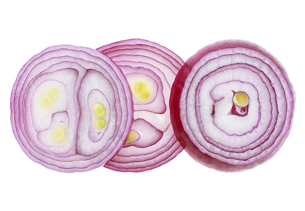 Yuvarlak kırmızı soğan dilimleri beyaz zemin üzerinde izole edilmiş, üst vi