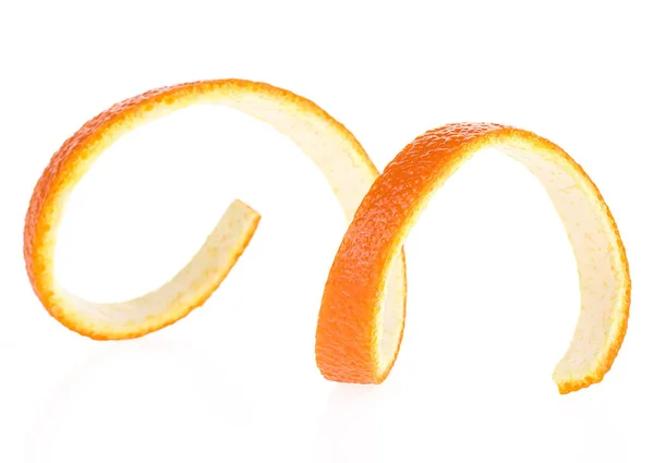 Kudrnatá pomerančová slupka izolovaná na bílém pozadí, pohled zepředu. — Stock fotografie