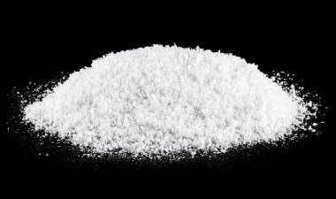 Siyah arkaplanda beyaz kar, yakın plan.