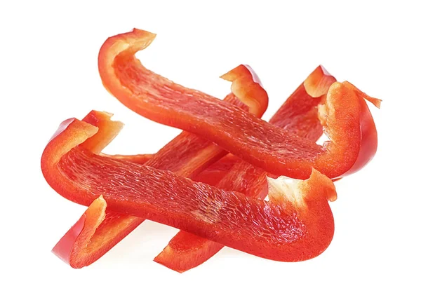 Rode zoete paprika plakjes geïsoleerd op een witte achtergrond. Bul — Stockfoto
