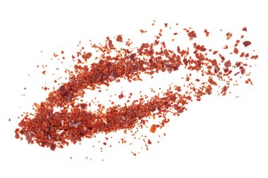 Kırmızı biber taneleri beyaz arkaplanda izole edilmiş.