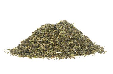 Kurumuş çim yığını beyaz bir sincap yuvasında izole edilmiş.