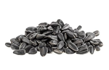 Ayçiçeği tohumları beyaz bir arkaplanda izole edilmiş, yakın plan.