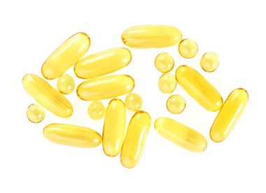 Beyaz arkaplan üzerinde farklı kapsüller Omega 3, üst görünüm.