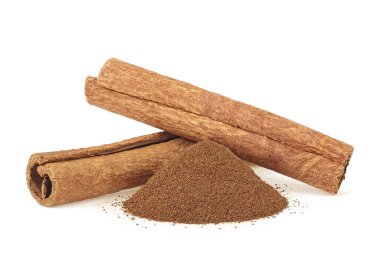 Beyaz arka planda izole edilmiş iki tarçın çubuğu ve toz.