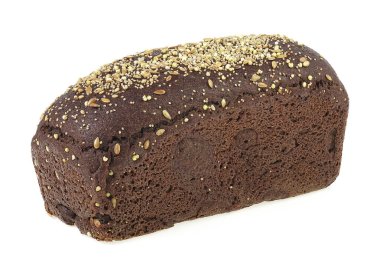 Beyaz arka planda keten tohumlu taze çavdar ekmeği. Tam buğday ekmeği