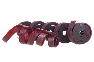 İzole edilmiş tatlı, püre meyve pastila beyaz bir arka planda izole