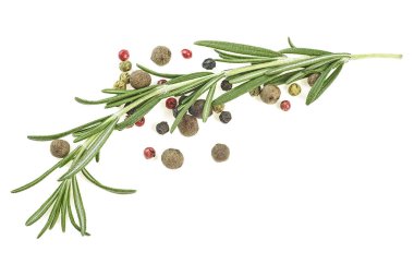 Biberiyeli taze biberiye, beyaz arka planda izole edilmiş.