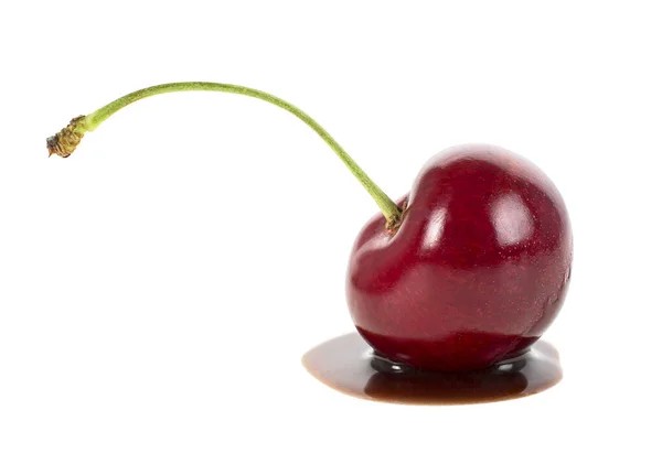 Cerise Rouge Dans Chocolat Trempé Isolé Sur Fond Blanc Fondue — Photo