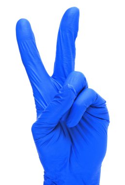 Beyaz arka planda izole edilmiş mavi eldiven, iki parmağı gösteriyor..