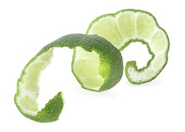 Beyaz arka planda limon kabuğu izole edilmiş. Kıvırcık limon kabuğu kıvrımı.