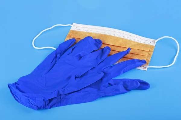 Koncepcja Ochrony Para Niebieskich Lateksowych Rękawic Medycznych Pomarańczowej Maski Chirurgicznej — Zdjęcie stockowe