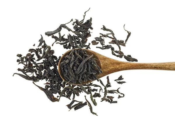 乾燥した紅茶は白い背景に隔離された木製のスプーンで葉 トップビュー — ストック写真