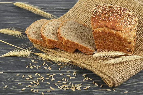 Roggen Und Roggenbrot Auf Dem Holztisch — Stockfoto