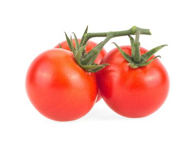 Beyaz arka planda izole edilmiş bir demet kiraz domatesi. Asma domatesler.