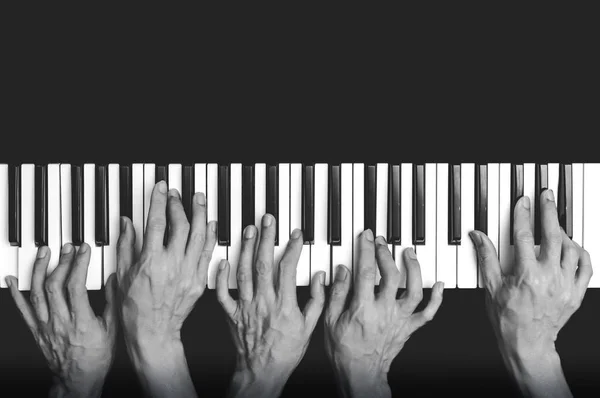 Cinco mãos tocando em teclas de piano, preto e branco — Fotografia de Stock