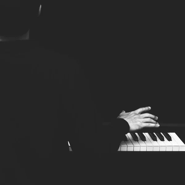 Parte de trás de masculino asiático músico tocando piano — Fotografia de Stock