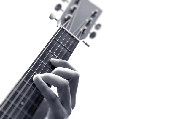 Masculino músico mãos tocando guitarra — Fotografia de Stock
