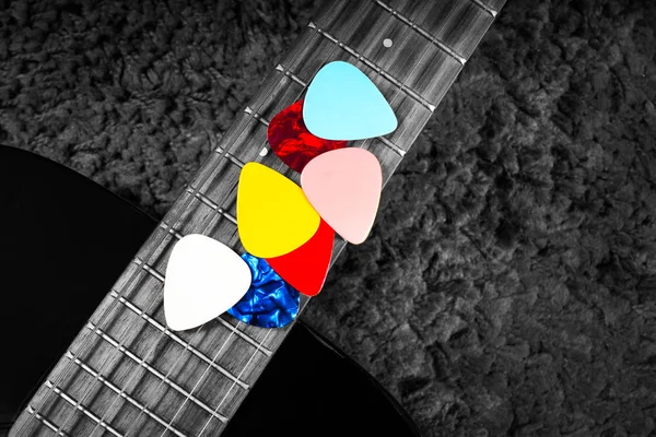 Akustik gitar klavye üzerinde renkli alır — Stok fotoğraf