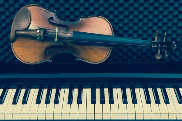 Klasik keman piyano üzerinde — Stok fotoğraf