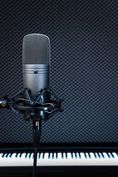 Microphone à condensateur sur fond de piano en studio d'enregistrement — Photo