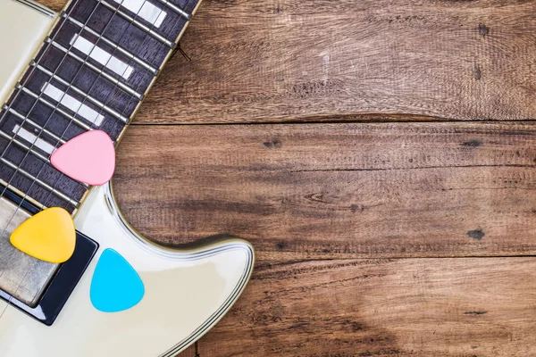 Beyaz gitarda eski ahşap renkli seçimler — Stok fotoğraf