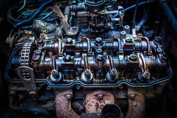 Старый и гранж двигатель автомобиля внутри вид — стоковое фото