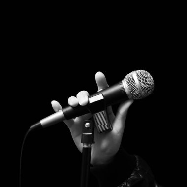 şarkıcı değil dinamik mikrofon, bw filtre tutan el ve black.hand işareti demek aşk, izole şarkı söylemeyi seviyorum