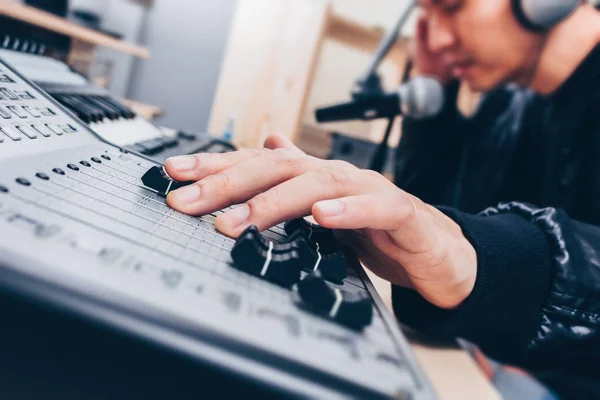Hand van Aziatische knappe Dj, producent werken op digitale studio mixer voor radio, Tv-uitzendingen achtergrond — Stockfoto