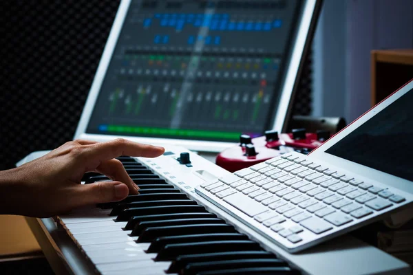 Mannelijke handen bezig met geluidsstudio apparatuur voor muziekproductie, componeren & schikken concept — Stockfoto