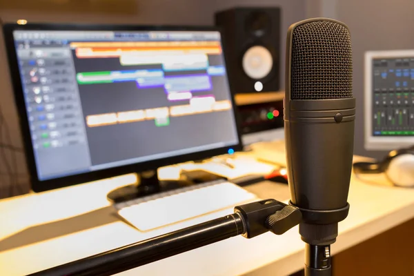 Condenser microphone in radio broadcasting, home studio, voice actor, post production, digital editing system — Stock Photo, Image