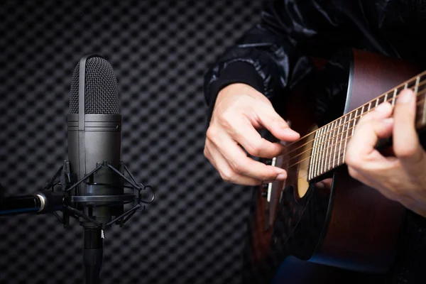 スタジオでアコースティック ギターを録音コンデンサー マイク — ストック写真