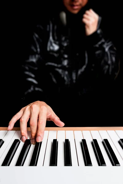 Manos de músico tocando teclas de piano — Foto de Stock