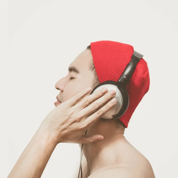 Asiático bonito homem fascinado ouvir música — Fotografia de Stock