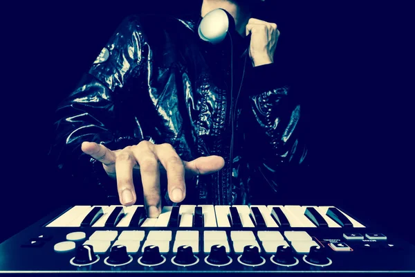 Musicista professionista o DJ mani che suonano sintetizzatore tastiera studio — Foto Stock