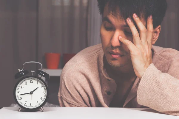 Asiatique homme dans lit souffrant insomnie et sommeil trouble penser à son problème la nuit — Photo