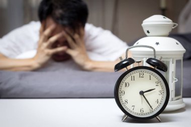 Geceleri onun sorunu hakkında düşünme uykusuzluk ve uyku bozukluğu acı yatakta Asyalı adam