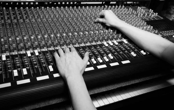 Manos del ingeniero de sonido que trabaja en el mezclador de estudio de grabación — Foto de Stock