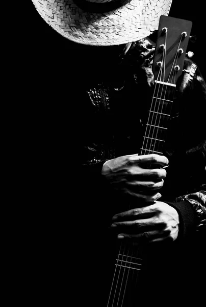 Músico sosteniendo guitarra, filtro blanco y negro para fondo musical —  Fotos de Stock