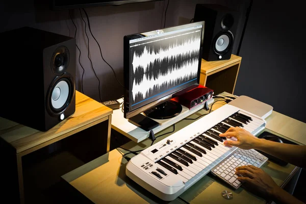 Ingeniero de sonido, compositor que trabaja en un estudio de edición y grabación digital para postproducción o radiodifusión — Foto de Stock