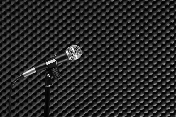 Akustik kurulu arka planda kayıt stüdyosu dinamik mikrofon müzik konsepti için — Stok fotoğraf