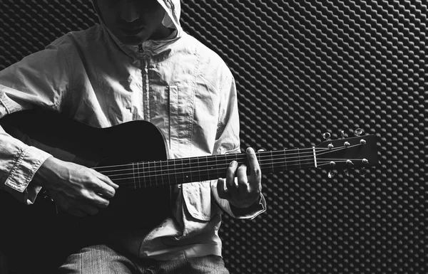 BW chitarrista asiatico suonare la chitarra acustica in studio di registrazione — Foto Stock