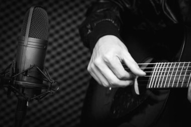 akustik gitar stüdyoda kayıt kondansatör mikrofon