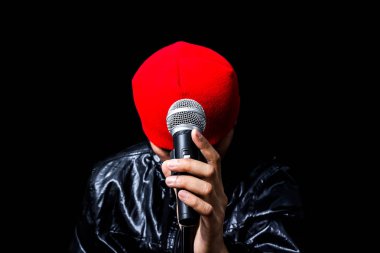 dinamik mikrofon, siyahta izole poz erkek Asya şarkıcı