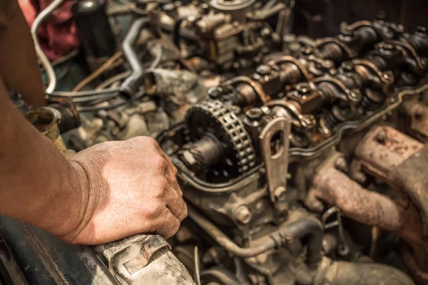 Mechanic hand on old & grunge car engine inside view — Stock Photo, Image