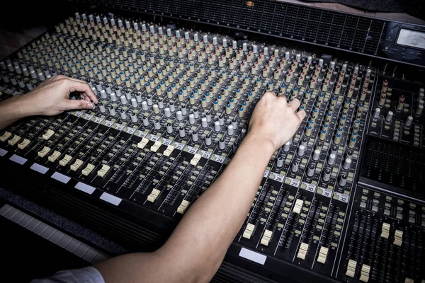 Handen van geluidstechnicus werken op recording studio mixer — Stockfoto