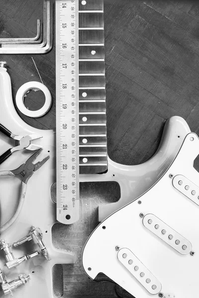 Elgitarr på trä i reparation & instrumentmakare workshop, fastställande & musical instrument reparation koncept — Stockfoto