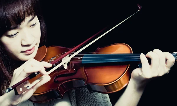 Asiatiska vackra kvinnliga musiker som spelar violin — Stockfoto